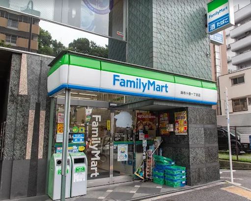 コンビニ　ファミリーマート麻布十番一丁目店（コンビニ）まで64m