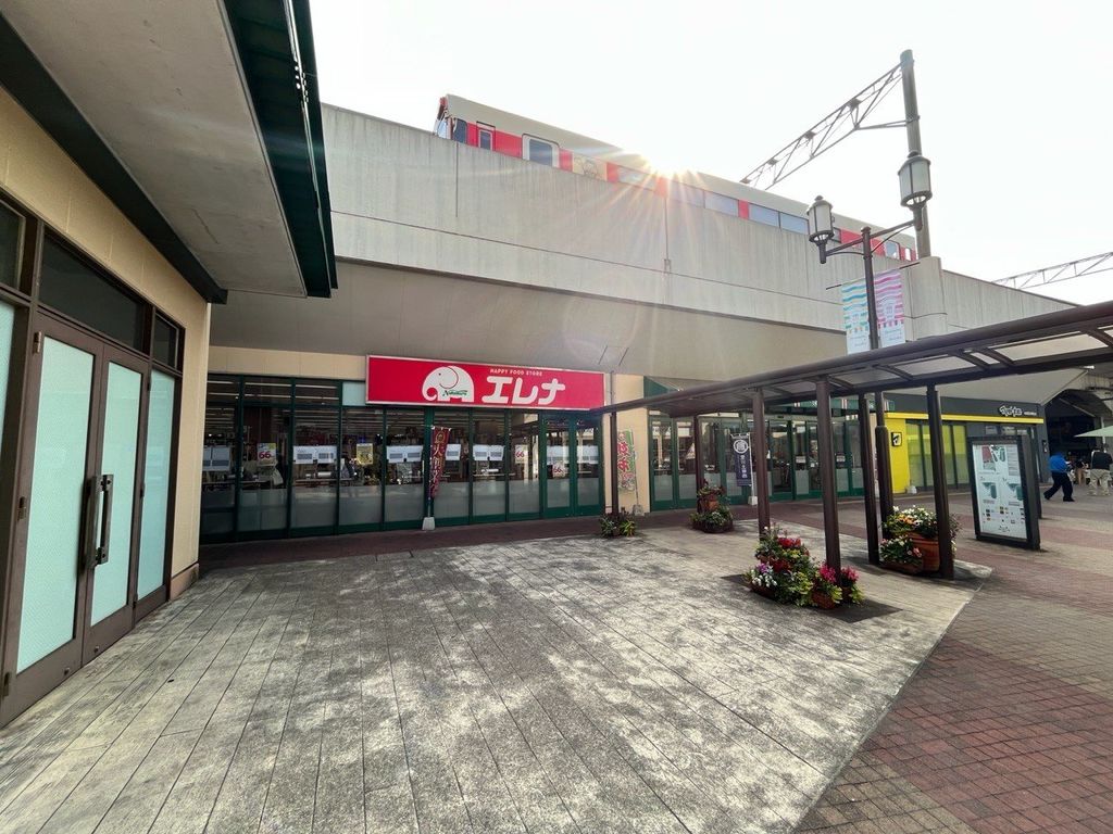 スーパー　エレナえきマチ1丁目店（スーパー）まで590m