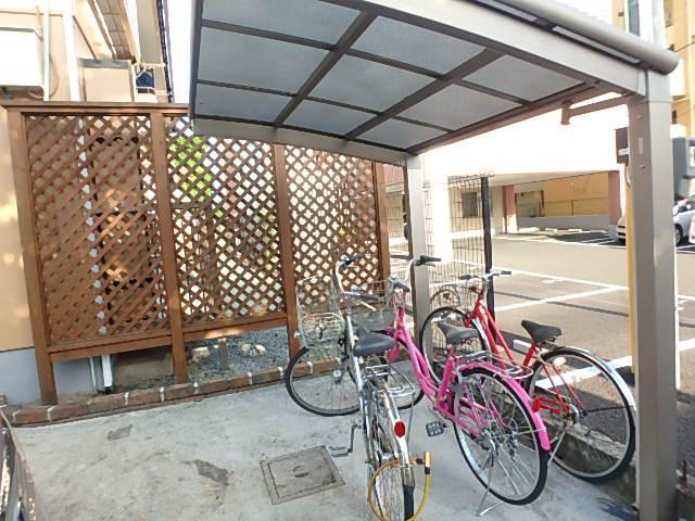 その他　屋根付きの駐輪場があります