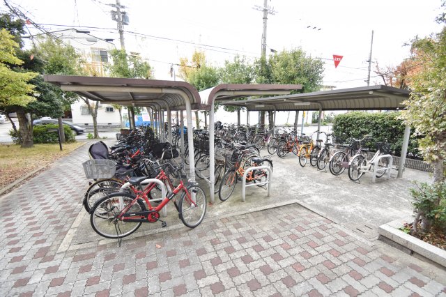 その他共有部分　自転車はこちらに置けます　バイク置き場もございます