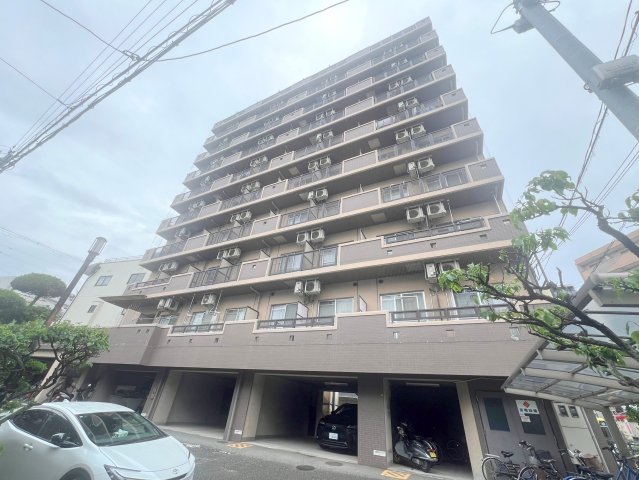 建物外観　存在感のある外観は落ちついた色合いで、堂々としていますね。