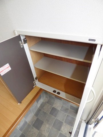 玄関　※写真は他号室です