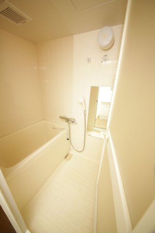 バス・シャワールーム　別部屋同間取りのお写真となります。参考にご覧くださいませ。現