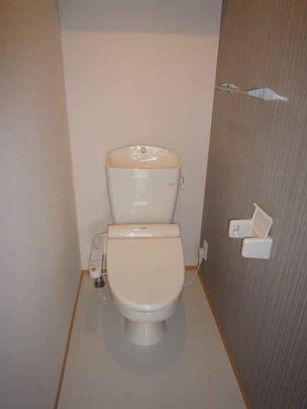 トイレ　落ち着いた色調のトイレです