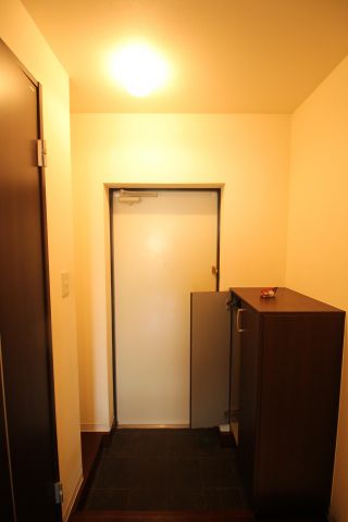 玄関　（別タイプ参考写真）REV　JOURS　北区田端新町1