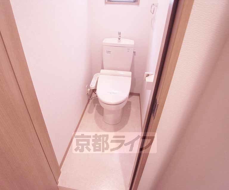 トイレ　奥行きのある広々としたバスルームです。