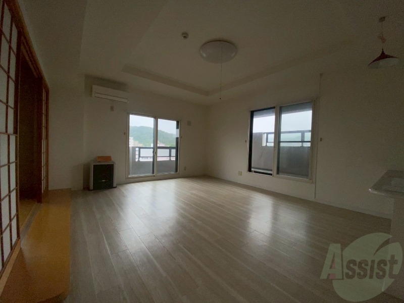 居室・リビング　木目のフローリングは落ち着きのある印象のお部屋になりますね。