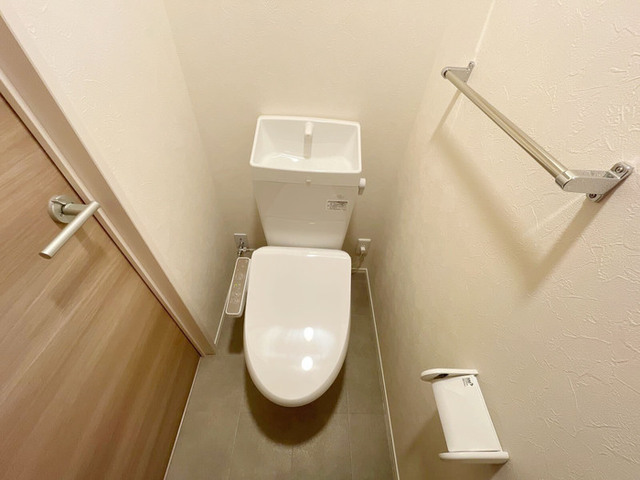 トイレ　温水洗浄便座付きトイレです。