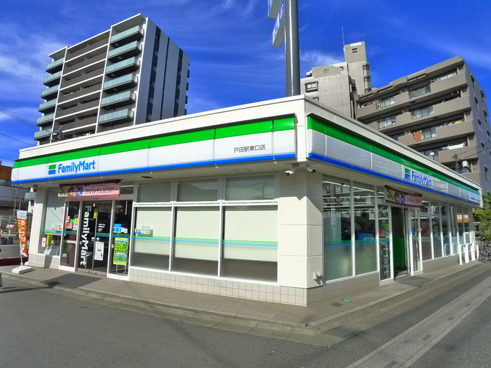 コンビニ　ファミリーマート（コンビニ）まで40m