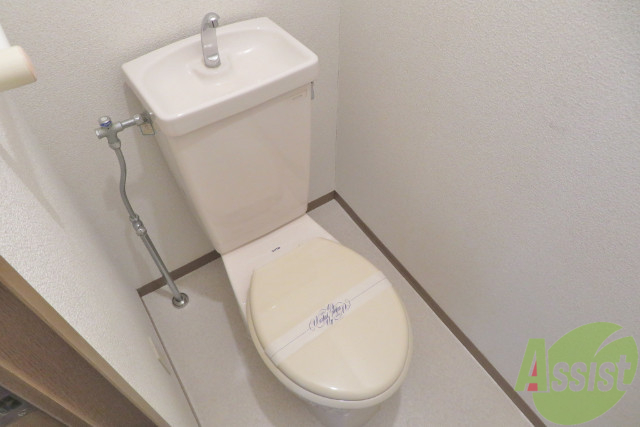 トイレ　シンプルなトイレでお手入れも楽に出来そう。