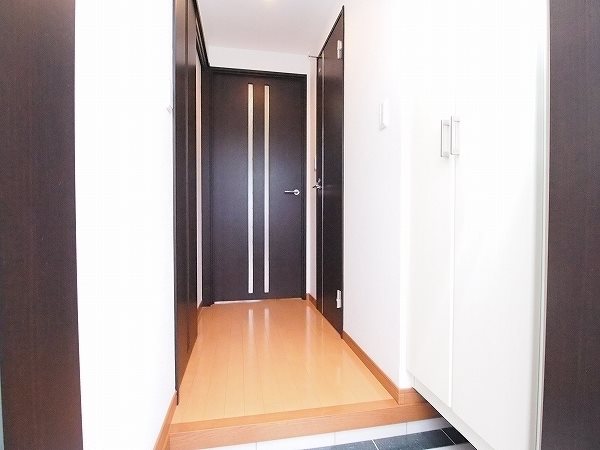 玄関　トールタイプのシューズボックスが付いています。