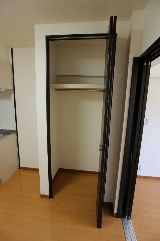 収納　※別号室の写真です。広々とした収納もあります。
