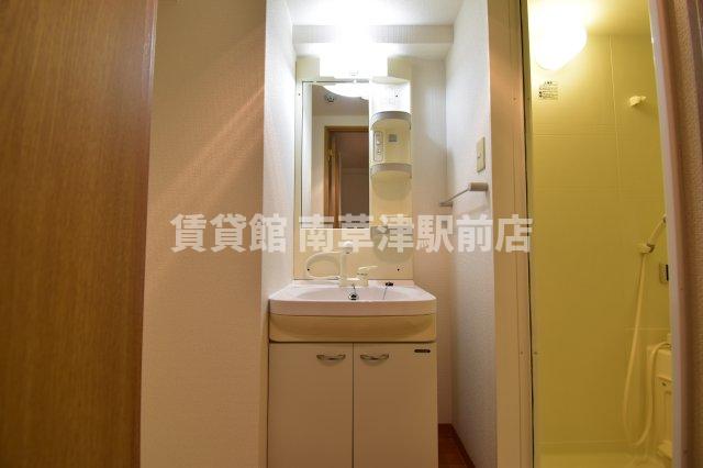 洗面設備　同建物内の同タイプ別室写真となります。