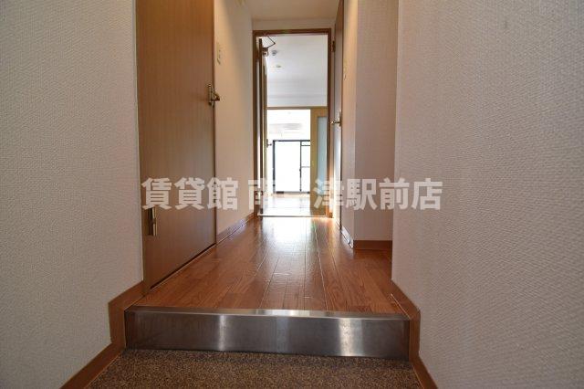 玄関　同建物内の同タイプ別室写真となります。