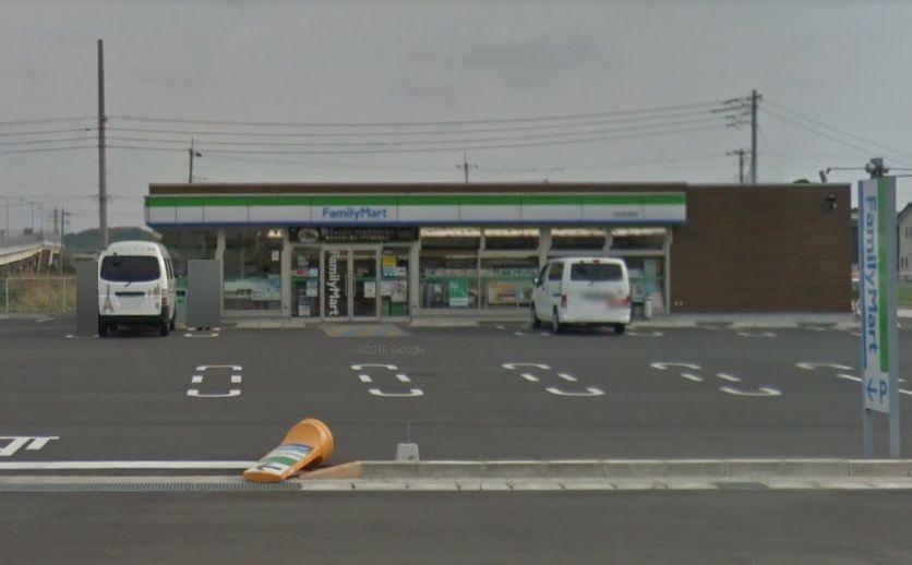 コンビニ　ファミリーマート（コンビニ）まで715m