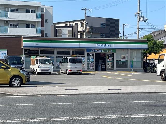 コンビニ　ファミリーマート（コンビニ）まで808m