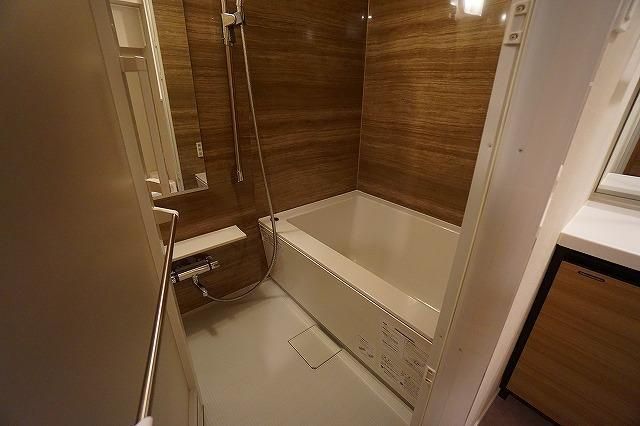 バス・シャワールーム　落ち着いた空間のお風呂です