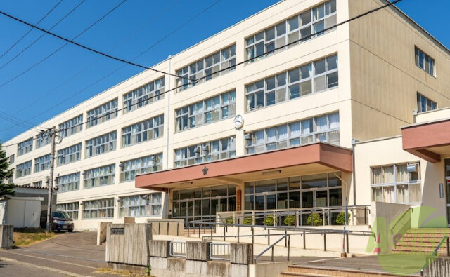 中学校　札幌市立琴似中学校（中学校）まで868m