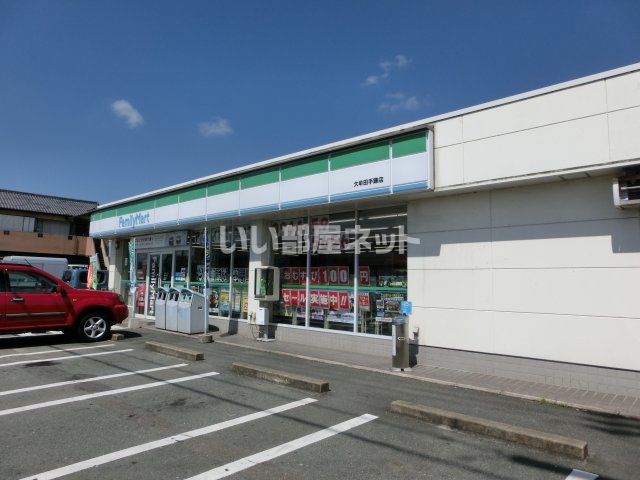 コンビニ　ファミリーマート（コンビニ）まで851m