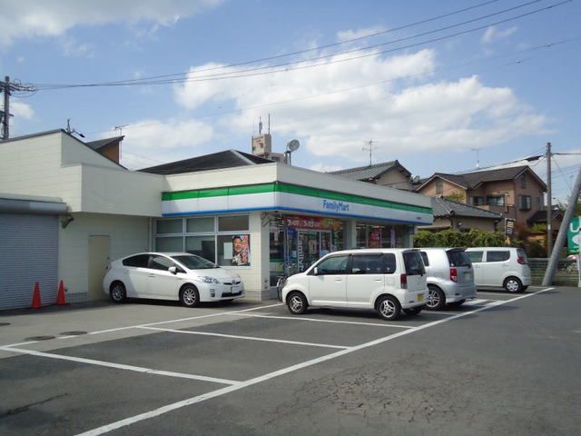 コンビニ　ファミリーマート岡崎橋目店（コンビニ）まで550m