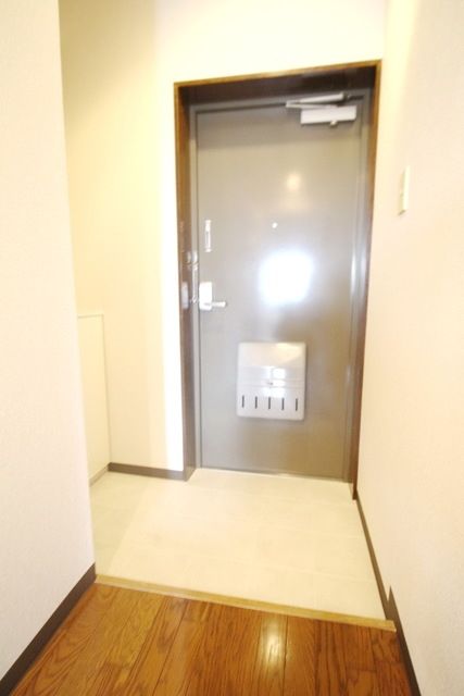 玄関　同物件別部屋写真