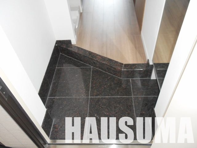 玄関　※写真同タイプ別部屋（床色各部屋別）※