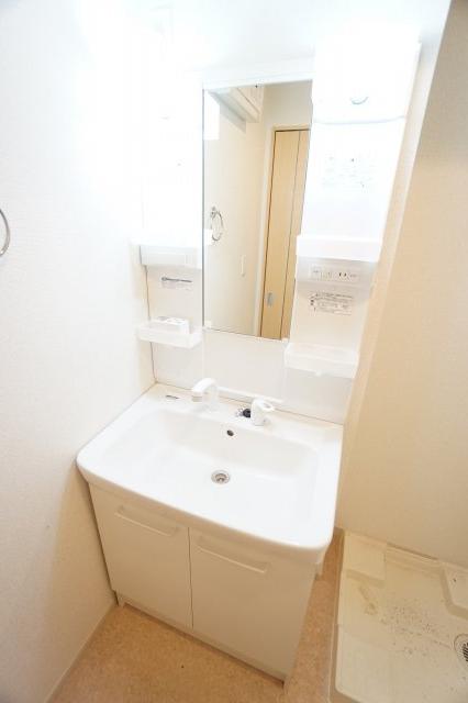 洗面設備　※同物件・反転タイプの写真です。
