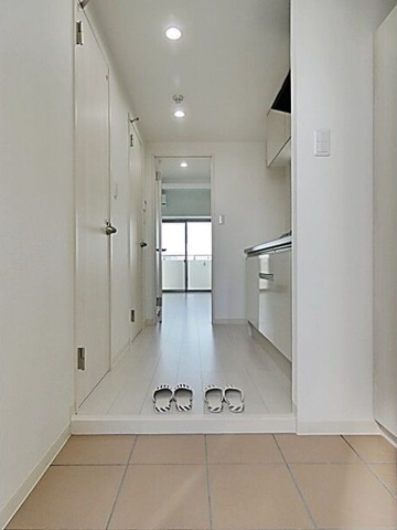 玄関　※写真は同じマンションの違う部屋のものになります。