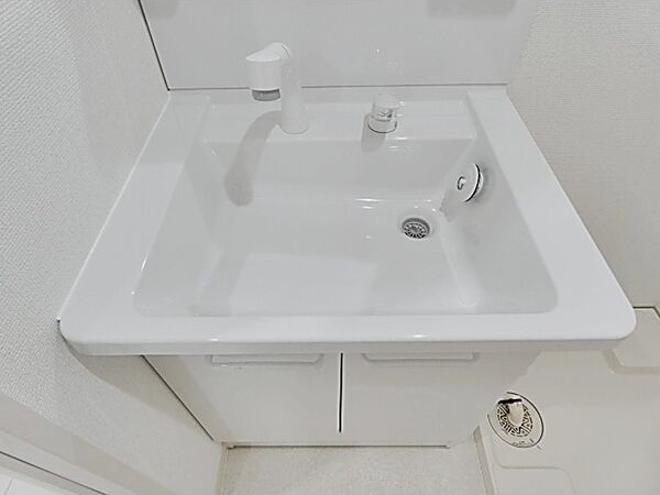 洗面設備　※写真は同じマンションの違う部屋のものになります。