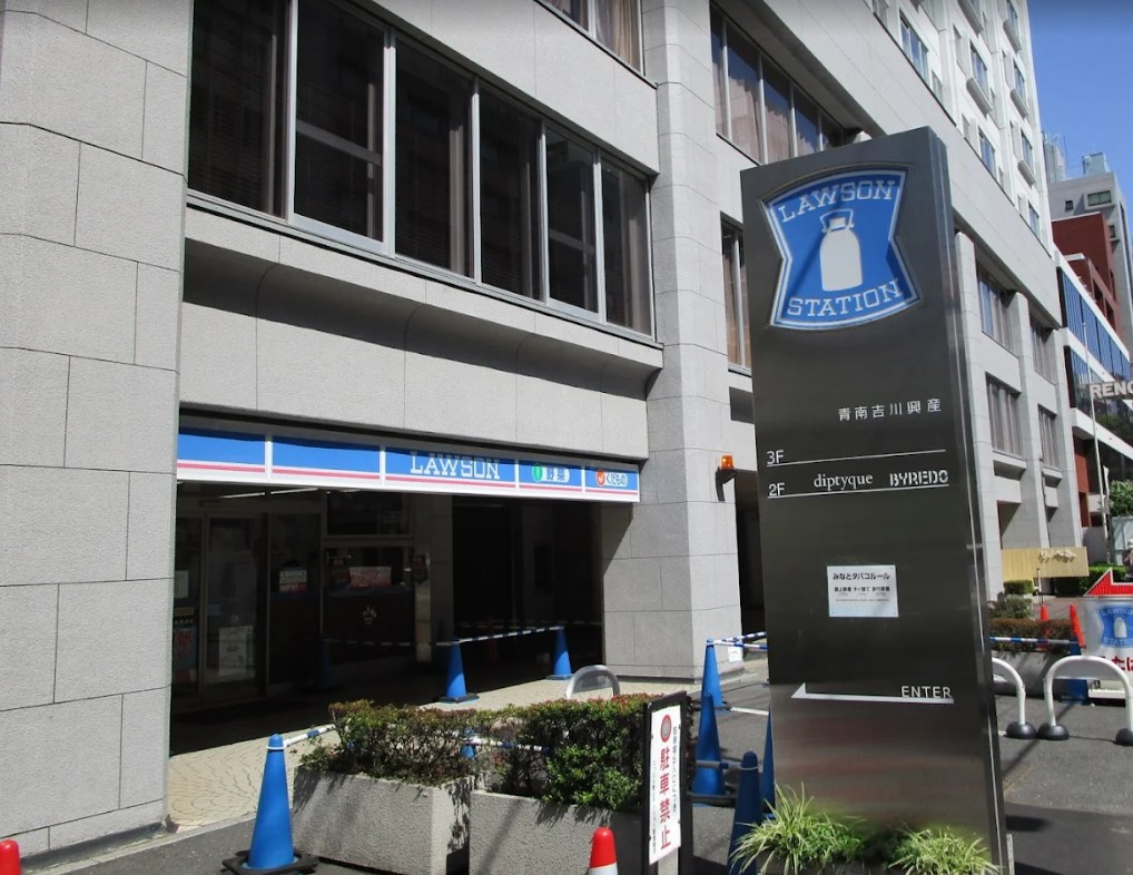 コンビニ　ローソン青山骨董通店（コンビニ）まで157m