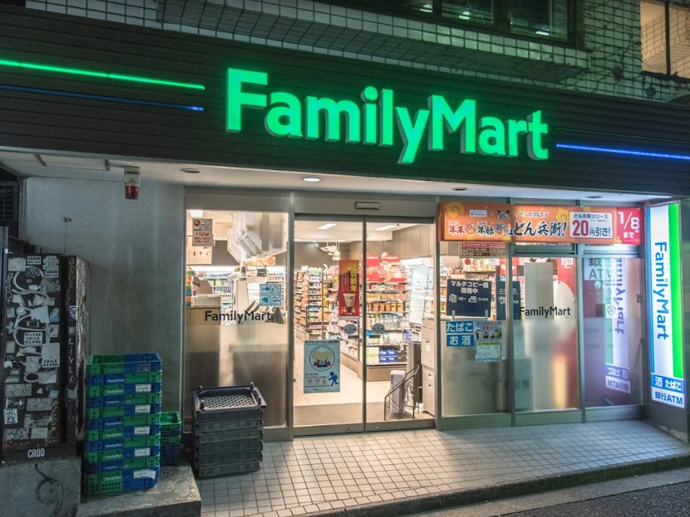 コンビニ　ファミリーマート南青山五丁目店（コンビニ）まで248m