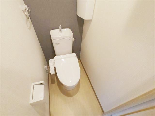 トイレ　収納あり、ウォシュレット付きのトイレ