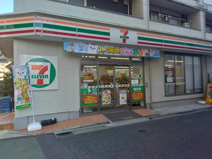 コンビニ　セブンイレブン下高井戸駅北口店（コンビニ）まで144m