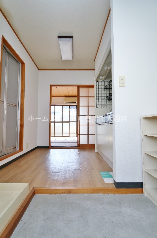 玄関　同型別部屋写真（反転）