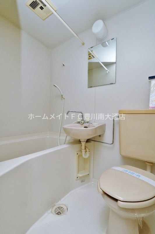 バス・シャワールーム　同型別部屋写真（反転）