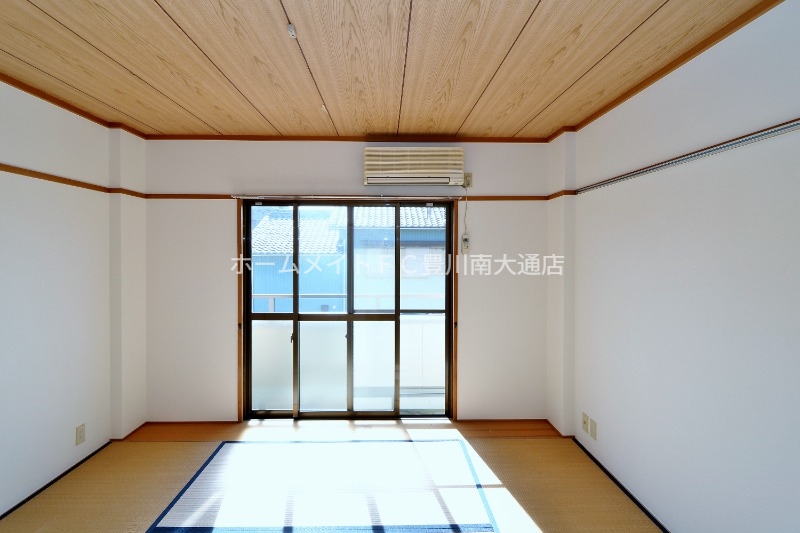 居室・リビング　同型別部屋写真（反転）