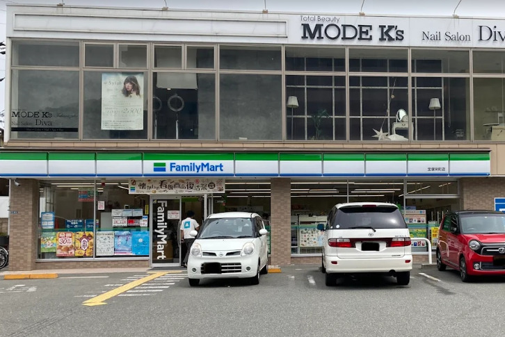 コンビニ　ファミリーマート 宝塚栄町店（コンビニ）まで372m