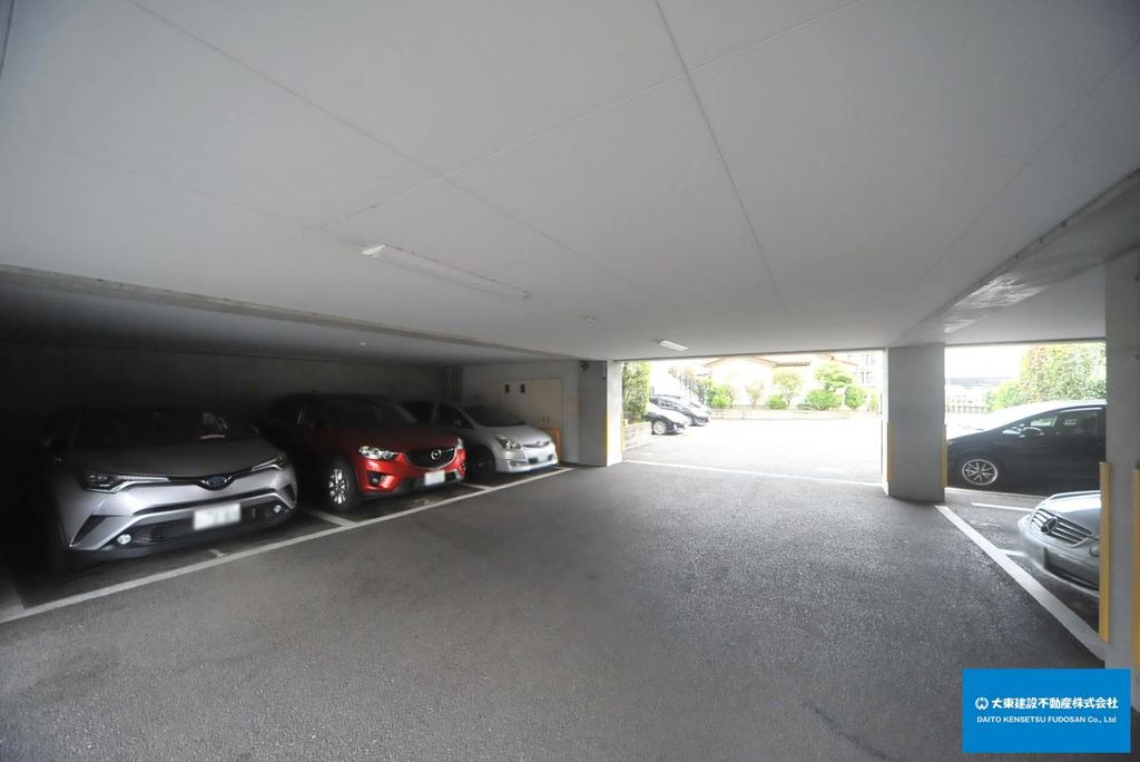 駐車場　毎日車を使う人にはありがたい、屋内平置きの駐車場です。