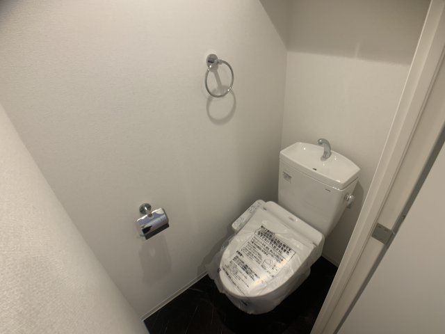トイレ　温水洗浄便座付きのトイレです♪