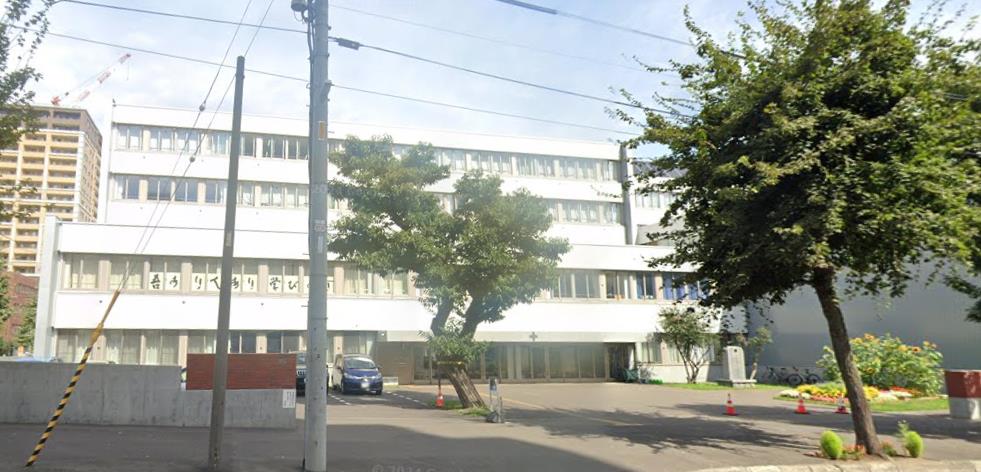 中学校　札幌市立中央中学校（中学校）まで320m
