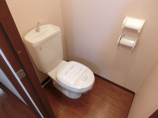 トイレ　シンプルで清潔感のあるトイレ