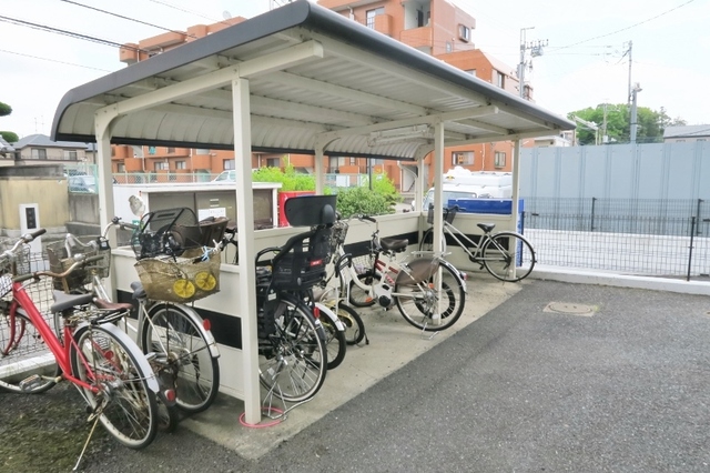 その他共有部分　駐輪場は屋根付きですので、雨の日も安心。
