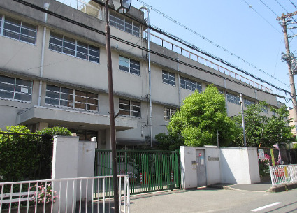 小学校　東大阪市立八戸の里小学校（小学校）まで719m