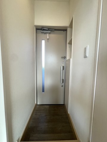 玄関　※クリーニング前の写真です。