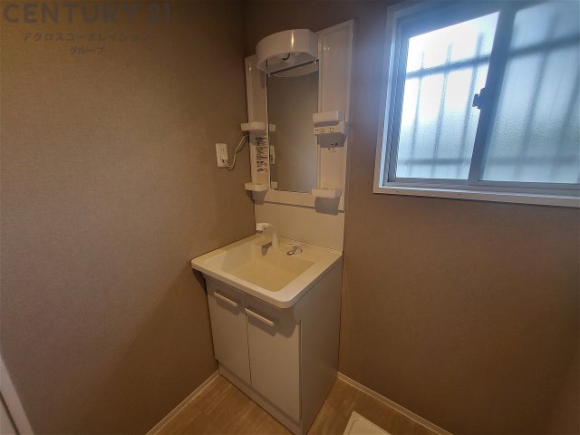 洗面設備　洗面所に窓があり、換気しやすいです！