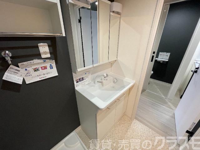 洗面設備　鏡を開くと収納があります♪