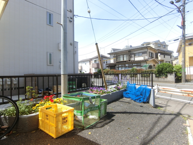 その他共有部分　敷地内のごみ捨て場は、分別用の容器もあります