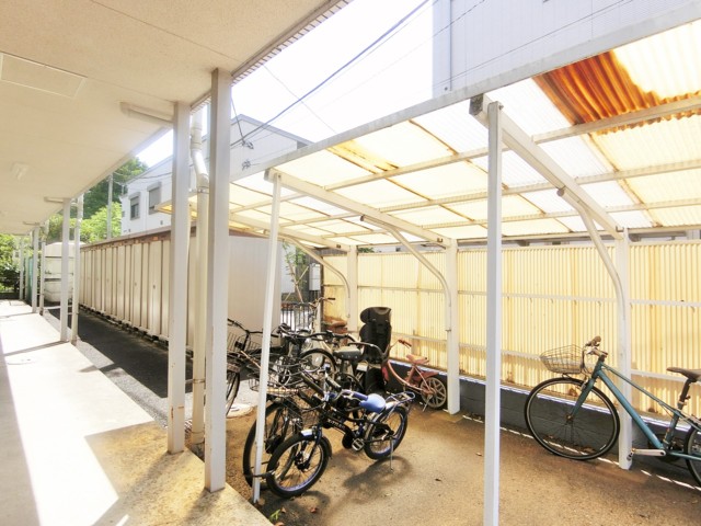 その他共有部分　雨でも嬉しい屋根付きの駐輪場有！