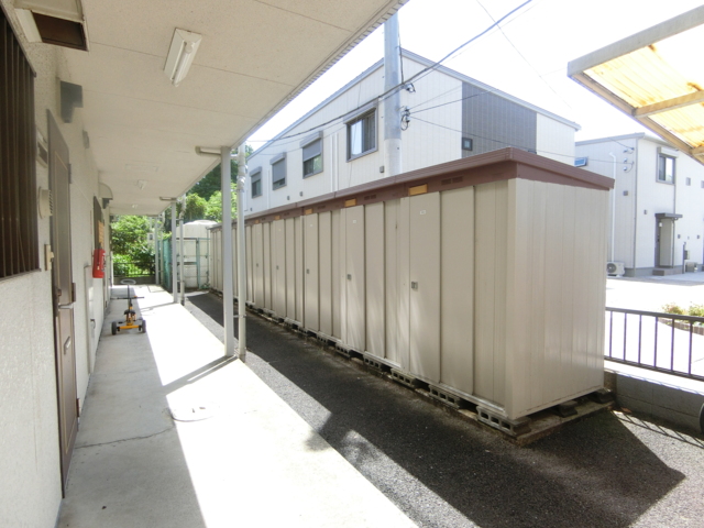 収納　敷地内に全世帯分の物置が並んでいます