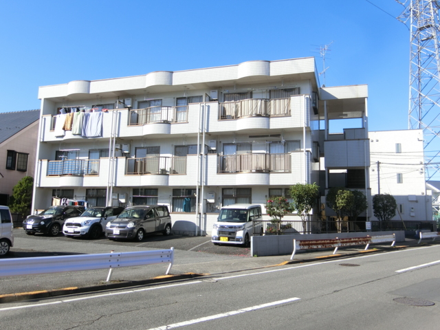 建物外観　閑静な住宅地にある３階建てマンション